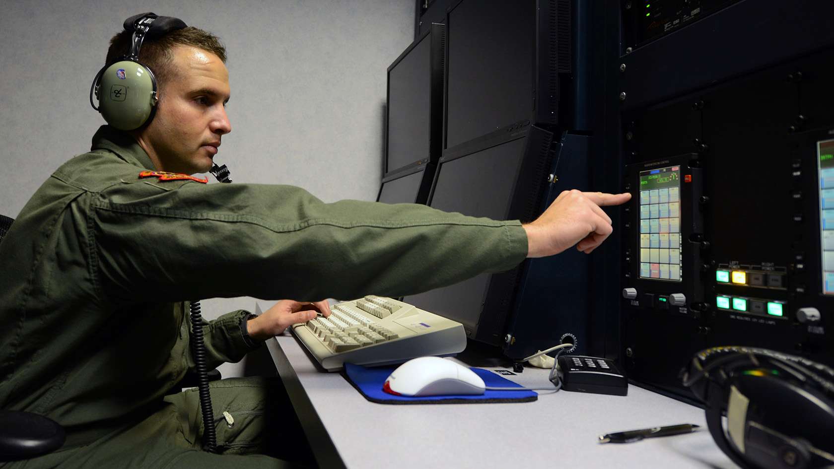 AIRBORNE CRYPTOLOGIC LANGUAGE ANALYST POINTING AT SCREEN